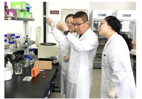 天津科技大學食品科學與工程學院黨委書記、院長杜欣軍（中）